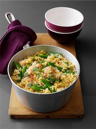 simsearch:6118-07808971,k - Pot of chicken and rice on board Stock Photo - Premium Royalty-Free, Code: 649-09003404