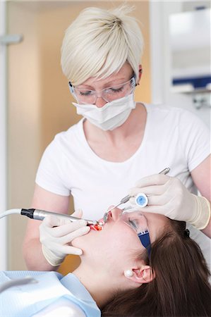 simsearch:649-07280884,k - Dentist working on patients teeth Foto de stock - Sin royalties Premium, Código: 649-09003458