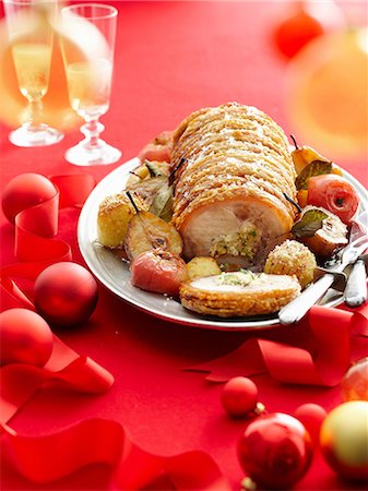 Plate of stuffed roast pork and fruit Stock Photo - Premium Royalty-Free, Code: 649-09003761