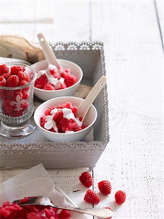 simsearch:614-06116210,k - Bowls of raspberry sorbet with cream Foto de stock - Sin royalties Premium, Código: 649-09003771
