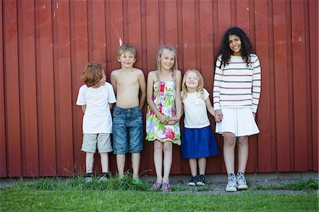 Children standing together outdoors Photographie de stock - Premium Libres de Droits, Code: 649-09003894