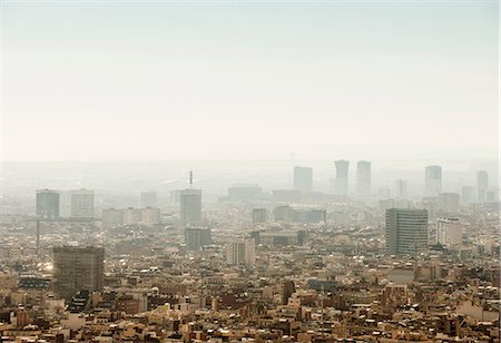 Elevated hazy cityscape view with skyscrapers, Barcelona, Spain Foto de stock - Sin royalties Premium, Código: 649-09016931