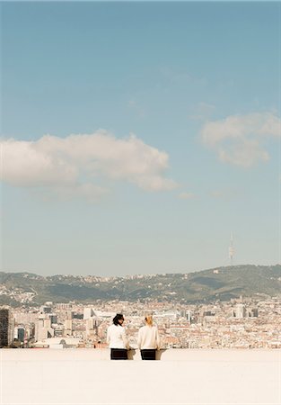 Rear view of female tourists looking out over cityscape, Barcelona, Spain Foto de stock - Sin royalties Premium, Código: 649-09016942
