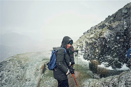 Hikers on mountain, Coniston, Cumbria, United Kingdom Foto de stock - Royalty Free Premium, Número: 649-09026162
