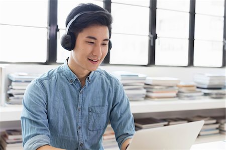 estudiante (hombre) - Student working in research library Foto de stock - Sin royalties Premium, Código: 649-09035751