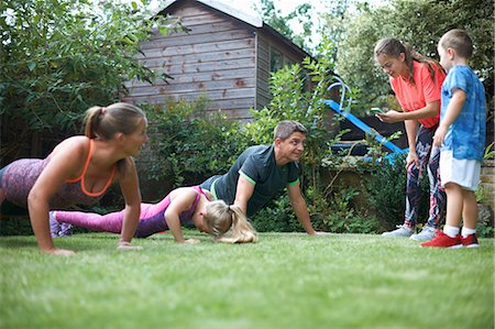 Family exercising in garden, doing push-ups Photographie de stock - Premium Libres de Droits, Code: 649-09035793
