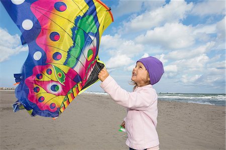 sky in kite alone pic - Girl flying kite on beach Foto de stock - Sin royalties Premium, Código: 649-09061374