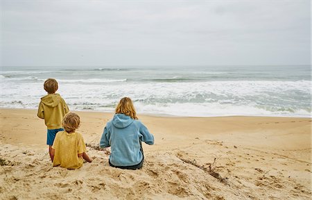 simsearch:649-09078617,k - Family on beach looking away at sea, Florianopolis, Santa Catarina, Brazil, South America Stock Photo - Premium Royalty-Free, Code: 649-09078619