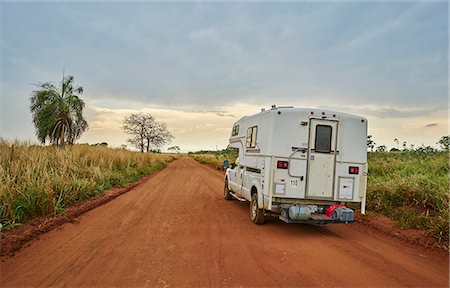 Campervan driving on dirt road, Pantanal, Mato Grosso, Brazil, South America Foto de stock - Sin royalties Premium, Código: 649-09078625