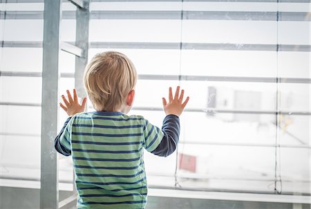 Boy looking out of window Stock Photo - Premium Royalty-Free, Code: 649-09111347