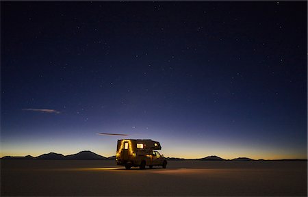 Recreational vehicle, travelling at dusk, across salt flats, Salar de Uyuni, Uyuni, Oruro, Bolivia, South America Foto de stock - Sin royalties Premium, Código: 649-09123257