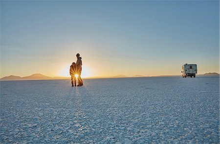 Mother and son standing on salt flats, looking at view,  Salar de Uyuni, Uyuni, Oruro, Bolivia, South America Photographie de stock - Premium Libres de Droits, Code: 649-09123276