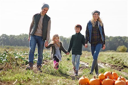 simsearch:649-07437107,k - Couple holding hands with son and daughter in pumpkin patch field Stock Photo - Premium Royalty-Free, Code: 649-09123598