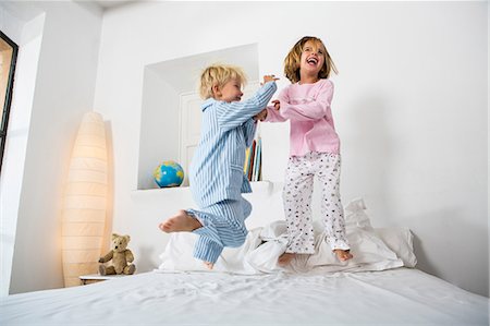 photo boys jumping bed - Female and male twins jumping together on bed Stock Photo - Premium Royalty-Free, Code: 649-09123640