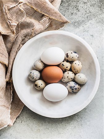 simsearch:6118-08521776,k - Variety of birds eggs in a bowl, overhead view Stock Photo - Premium Royalty-Free, Code: 649-09155646