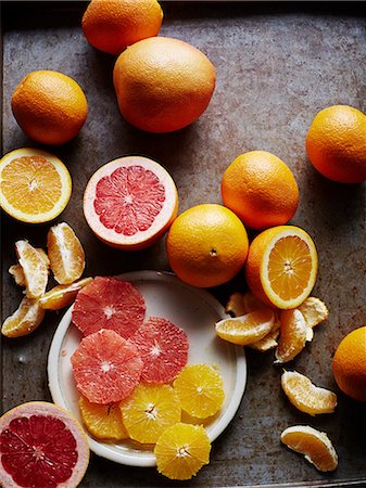 simsearch:700-00015318,k - Still life with oranges and grapefruit, whole halved and sliced, overhead view Photographie de stock - Premium Libres de Droits, Code: 649-09156042