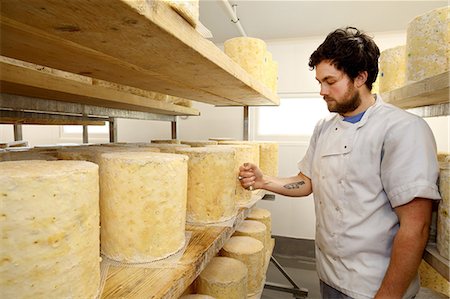simsearch:649-06164558,k - Cheese maker inspecting stilton cheese wheel by using a corer to check blue mould forming inside Photographie de stock - Premium Libres de Droits, Code: 649-09156371