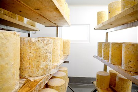 simsearch:649-06164558,k - Shelves with large wheels of stilton cheese maturing Photographie de stock - Premium Libres de Droits, Code: 649-09156383