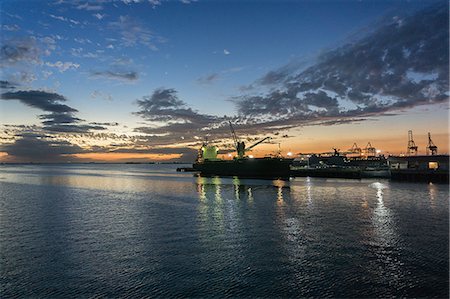 Cargo ships at port, Manila, Philippines Foto de stock - Sin royalties Premium, Código: 649-09159038