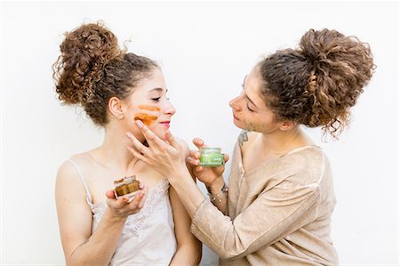simsearch:649-07520416,k - Fashion blogger twins applying face masks, white background Stock Photo - Premium Royalty-Free, Code: 649-09159107