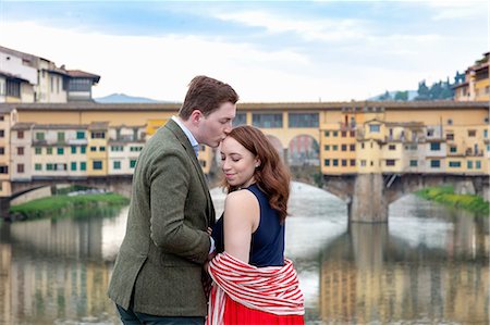 simsearch:649-07520320,k - Young man kissing woman, Ponte Vecchio, the Old Bridge, Florence, Toscana, Italy Photographie de stock - Premium Libres de Droits, Code: 649-09159117
