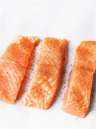 Three pieces of raw seasoned salmon Foto de stock - Sin royalties Premium, Código: 649-09159427