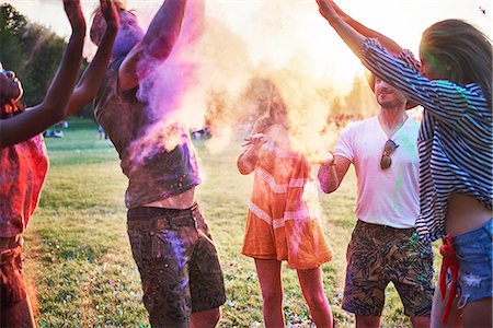 simsearch:649-08117852,k - Five young adult friends dancing and throwing coloured chalk powder at Holi Festival Foto de stock - Sin royalties Premium, Código: 649-09166410
