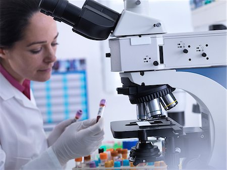 simsearch:649-07279799,k - Scientist examining bar code and label on blood sample before medical testing Stock Photo - Premium Royalty-Free, Code: 649-09166688