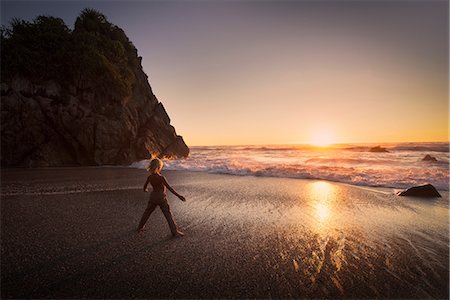 simsearch:649-06352471,k - Boy standing on beach, looking at sunset, Kaikoura, Gisborne, New Zealand Stock Photo - Premium Royalty-Free, Code: 649-09166978