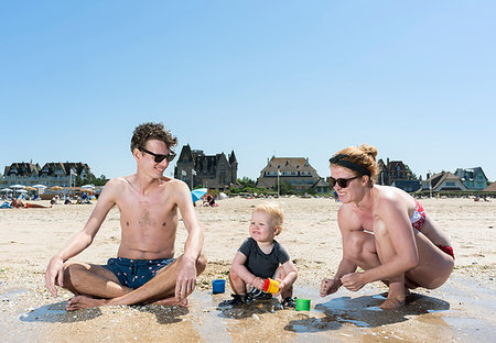 simsearch:6115-07539767,k - Parents playing with toddler on beach Foto de stock - Sin royalties Premium, Código: 649-09177173