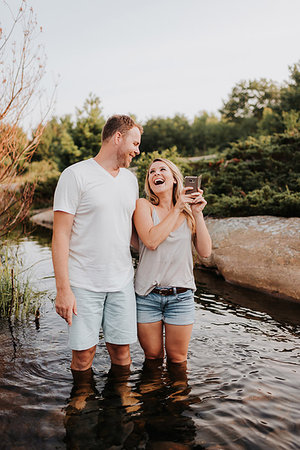 Couple taking selfie in water, Algonquin Park, Canada Foto de stock - Sin royalties Premium, Código: 649-09182036