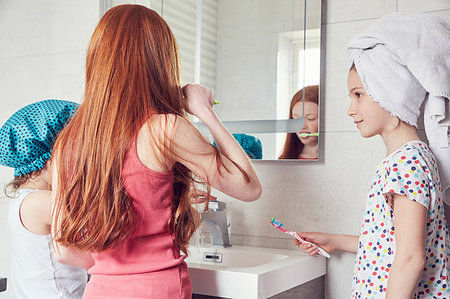 Girls brushing teeth Photographie de stock - Premium Libres de Droits, Code: 649-09195858