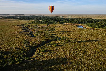 simsearch:873-06440549,k - Air balloon floating over Mara River, Kenya Photographie de stock - Premium Libres de Droits, Code: 649-09196385