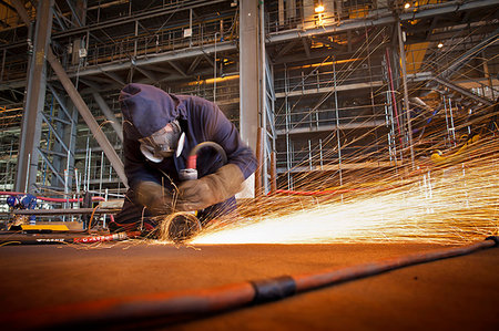 simsearch:649-06622380,k - Steel cutter at work in shipyard Foto de stock - Sin royalties Premium, Código: 649-09205923