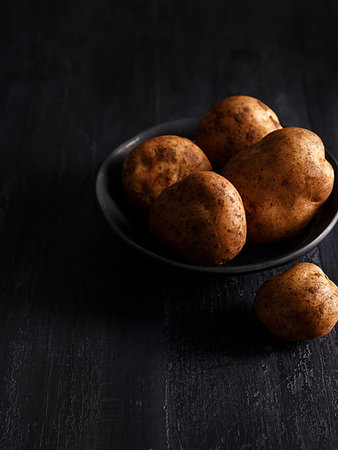 simsearch:400-06864386,k - Close up of bowl of potatoes Stock Photo - Premium Royalty-Free, Code: 649-09206086