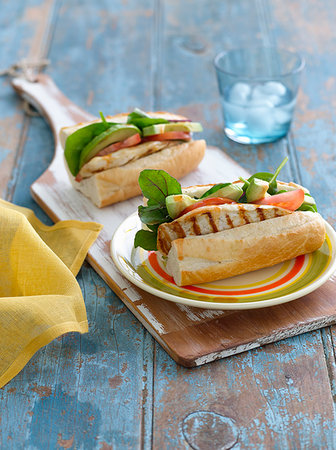 simsearch:700-01716556,k - Plate of chicken sandwich with lettuce Photographie de stock - Premium Libres de Droits, Code: 649-09206091