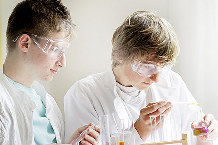 simsearch:6113-07589192,k - Students working in science lab Stock Photo - Premium Royalty-Free, Code: 649-09206260