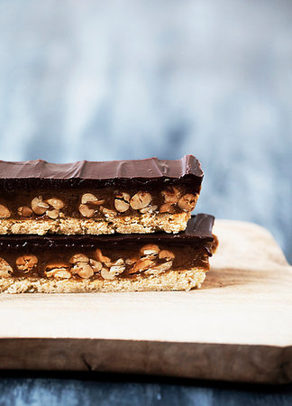 simsearch:614-06537664,k - Close up of homemade nut caramel bars Stock Photo - Premium Royalty-Free, Code: 649-09206599