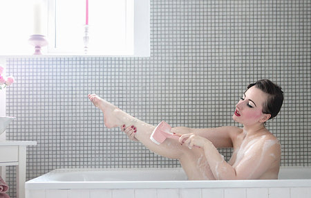 simsearch:649-07520416,k - Young woman in bath, washing leg Stock Photo - Premium Royalty-Free, Code: 649-09207298