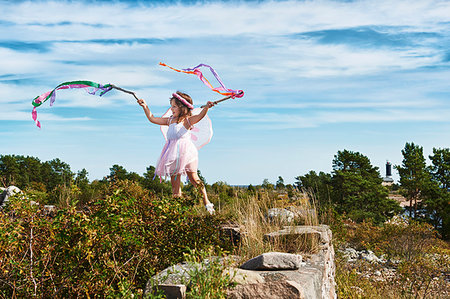 simsearch:614-06442834,k - Girl in fancy dress holding streamers, Eggergrund, Sweden Photographie de stock - Premium Libres de Droits, Code: 649-09207381