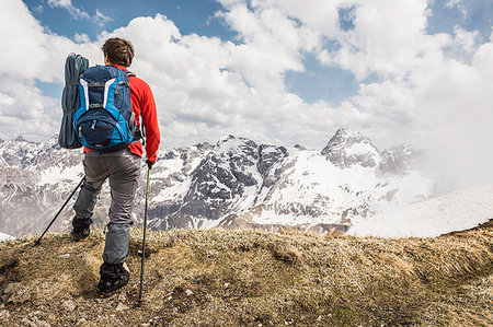 simsearch:649-08085723,k - Young man looking at view in Bavarian Alps, Oberstdorf, Bavaria, Germany Foto de stock - Sin royalties Premium, Código: 649-09208200