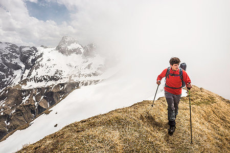 simsearch:649-08085723,k - Young man mountain trekking along ridge in Bavarian Alps, Oberstdorf, Bavaria, Germany Foto de stock - Sin royalties Premium, Código: 649-09208201