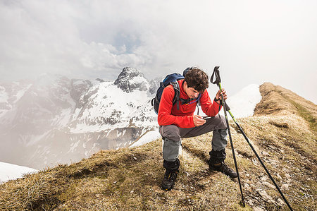 simsearch:649-08085723,k - Young male mountain trekker texting on smartphone in Bavarian Alps, Oberstdorf, Bavaria, Germany Foto de stock - Sin royalties Premium, Código: 649-09208202