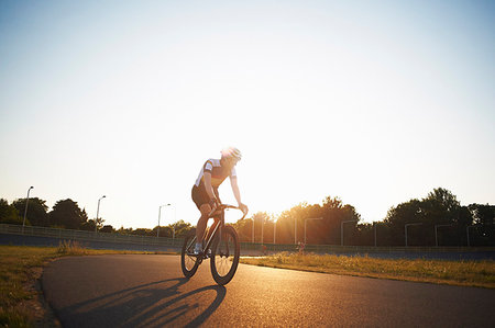 simsearch:853-06120449,k - Cyclists cycling on track, outdoors Foto de stock - Sin royalties Premium, Código: 649-09208351