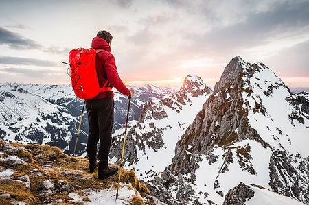simsearch:649-08085723,k - Rear view of hiker looking at snow capped mountain range, Kellenspitze, Tannheim mountains, Tyrol, Austria Foto de stock - Sin royalties Premium, Código: 649-09208639