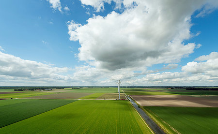 flevoland - Modern wind farm in the newly created land in the Flevopolder Foto de stock - Royalty Free Premium, Número: 649-09208773