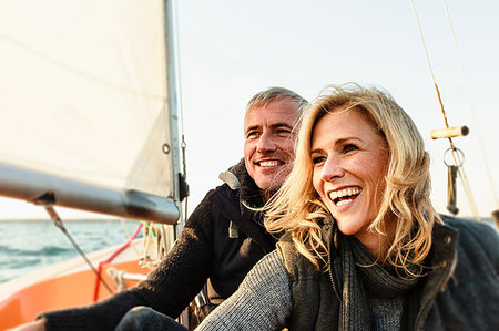 sports events - Mature couple on sailing boat, smiling Photographie de stock - Premium Libres de Droits, Code: 649-09209248
