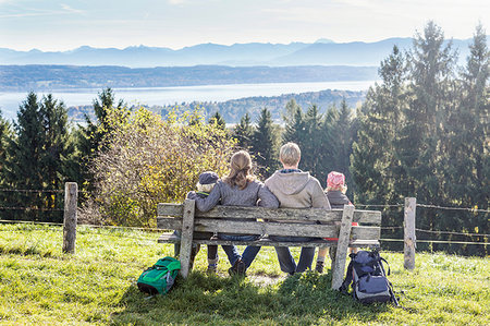 simsearch:649-08086253,k - Rear view of family sitting on park bench looking out at view, Tutzing, Bavaria, Germany Stock Photo - Premium Royalty-Free, Code: 649-09209299