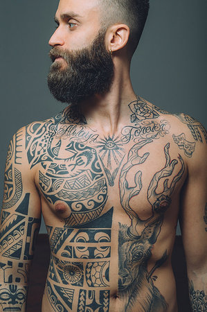 simsearch:614-08392638,k - Portrait of  young man with beard, bare chest covered in tattoos Foto de stock - Sin royalties Premium, Código: 649-09212515