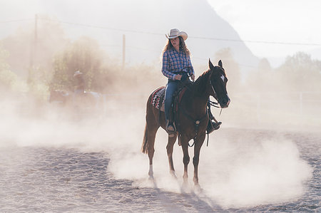 Cowgirl on horse in dusty equestrian arena, Primaluna, Trentino-Alto Adige, Italy Photographie de stock - Premium Libres de Droits, Code: 649-09212974